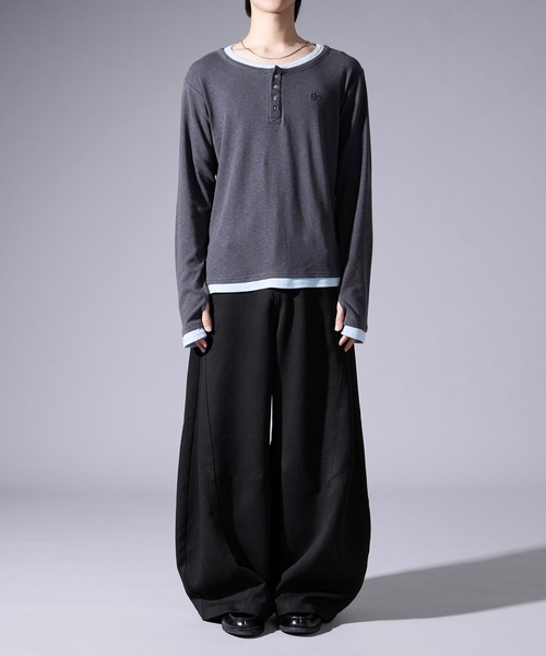 Ellno Loset(エルノロゼット)の「レイヤードフウヘンリーネックロゴ刺繍プルオーバー/フィンガーホール付き(Tシャツ/カットソー・メンズ・チャコールグレー/ブラック・MEDIUM/SMALL/LARGE)」の13枚目の写真