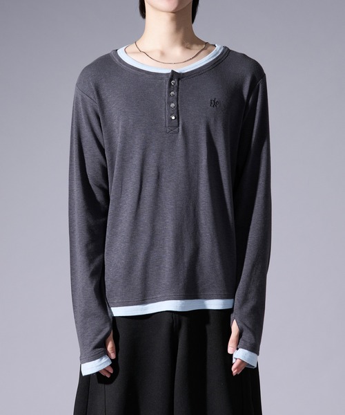 Ellno Loset(エルノロゼット)の「レイヤードフウヘンリーネックロゴ刺繍プルオーバー/フィンガーホール付き(Tシャツ/カットソー・メンズ・チャコールグレー/ブラック・MEDIUM/SMALL/LARGE)」の8枚目の写真