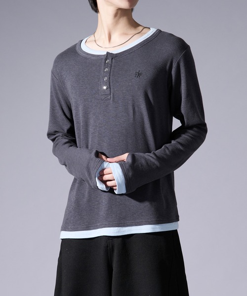 Ellno Loset(エルノロゼット)の「レイヤードフウヘンリーネックロゴ刺繍プルオーバー/フィンガーホール付き(Tシャツ/カットソー・メンズ・チャコールグレー/ブラック・MEDIUM/SMALL/LARGE)」の9枚目の写真
