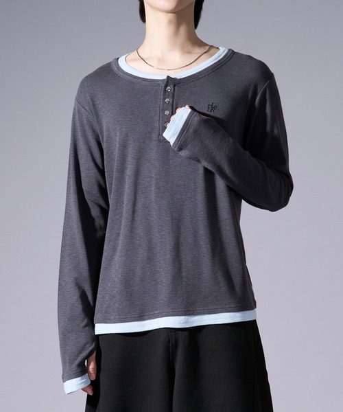 Ellno Loset(エルノロゼット)の「レイヤードフウヘンリーネックロゴ刺繍プルオーバー/フィンガーホール付き(Tシャツ/カットソー・メンズ・チャコールグレー/ブラック・MEDIUM/SMALL/LARGE)」の10枚目の写真