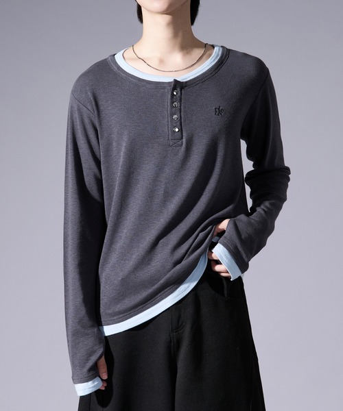 Ellno Loset(エルノロゼット)の「レイヤードフウヘンリーネックロゴ刺繍プルオーバー/フィンガーホール付き(Tシャツ/カットソー・メンズ・チャコールグレー/ブラック・MEDIUM/SMALL/LARGE)」の11枚目の写真