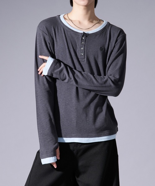 Ellno Loset(エルノロゼット)の「レイヤードフウヘンリーネックロゴ刺繍プルオーバー/フィンガーホール付き(Tシャツ/カットソー・メンズ・チャコールグレー/ブラック・MEDIUM/SMALL/LARGE)」の12枚目の写真