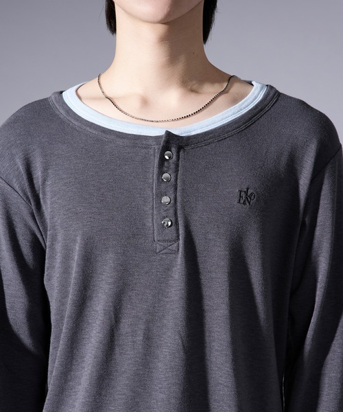 Ellno Loset(エルノロゼット)の「レイヤードフウヘンリーネックロゴ刺繍プルオーバー/フィンガーホール付き(Tシャツ/カットソー・メンズ・チャコールグレー/ブラック・MEDIUM/SMALL/LARGE)」の7枚目の写真