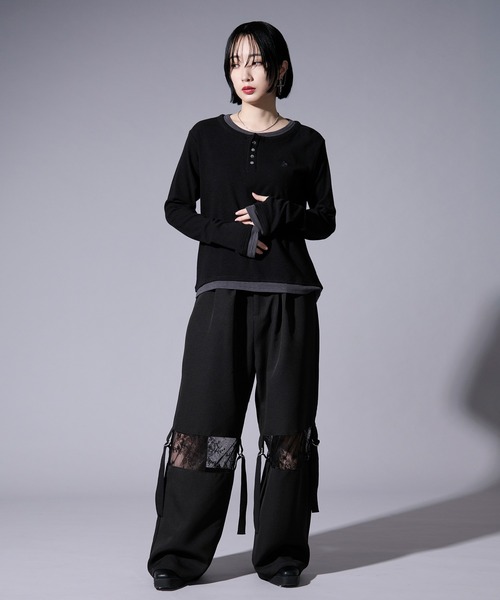 Ellno Loset(エルノロゼット)の「レイヤードフウヘンリーネックロゴ刺繍プルオーバー/フィンガーホール付き(Tシャツ/カットソー・メンズ・チャコールグレー/ブラック・MEDIUM/SMALL/LARGE)」の5枚目の写真