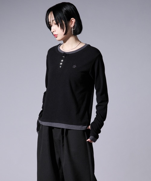 Ellno Loset(エルノロゼット)の「レイヤードフウヘンリーネックロゴ刺繍プルオーバー/フィンガーホール付き(Tシャツ/カットソー・メンズ・チャコールグレー/ブラック・MEDIUM/SMALL/LARGE)」の3枚目の写真