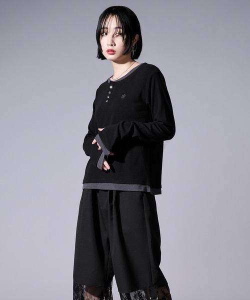 Ellno Loset(エルノロゼット)の「レイヤードフウヘンリーネックロゴ刺繍プルオーバー/フィンガーホール付き(Tシャツ/カットソー・メンズ・チャコールグレー/ブラック・MEDIUM/SMALL/LARGE)」の4枚目の写真