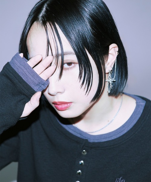 Ellno Loset(エルノロゼット)の「レイヤードフウヘンリーネックロゴ刺繍プルオーバー/フィンガーホール付き(Tシャツ/カットソー・メンズ・チャコールグレー/ブラック・MEDIUM/SMALL/LARGE)」の22枚目の写真