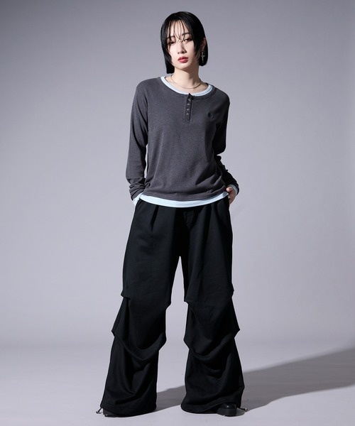 Ellno Loset(エルノロゼット)の「レイヤードフウヘンリーネックロゴ刺繍プルオーバー/フィンガーホール付き(Tシャツ/カットソー・メンズ・チャコールグレー/ブラック・MEDIUM/SMALL/LARGE)」の20枚目の写真