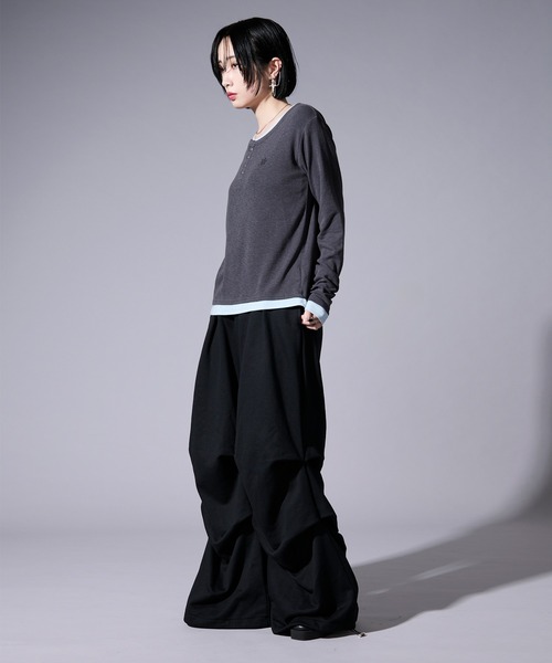 Ellno Loset(エルノロゼット)の「レイヤードフウヘンリーネックロゴ刺繍プルオーバー/フィンガーホール付き(Tシャツ/カットソー・メンズ・チャコールグレー/ブラック・MEDIUM/SMALL/LARGE)」の21枚目の写真