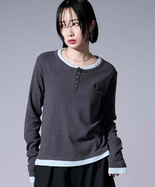 Ellno Loset(エルノロゼット)の「レイヤードフウヘンリーネックロゴ刺繍プルオーバー/フィンガーホール付き(Tシャツ/カットソー・メンズ・チャコールグレー/ブラック・MEDIUM/SMALL/LARGE)」の18枚目の写真