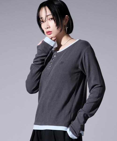 Ellno Loset(エルノロゼット)の「レイヤードフウヘンリーネックロゴ刺繍プルオーバー/フィンガーホール付き(Tシャツ/カットソー・メンズ・チャコールグレー/ブラック・MEDIUM/SMALL/LARGE)」の19枚目の写真