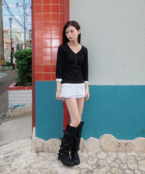 ROSEFRANTZ（ロゼフランツ）の「Shirring Button Layered Long Sleeve [Black]（Tシャツ/カットソー・レディース・ブラック・OS）」の2枚目の写真