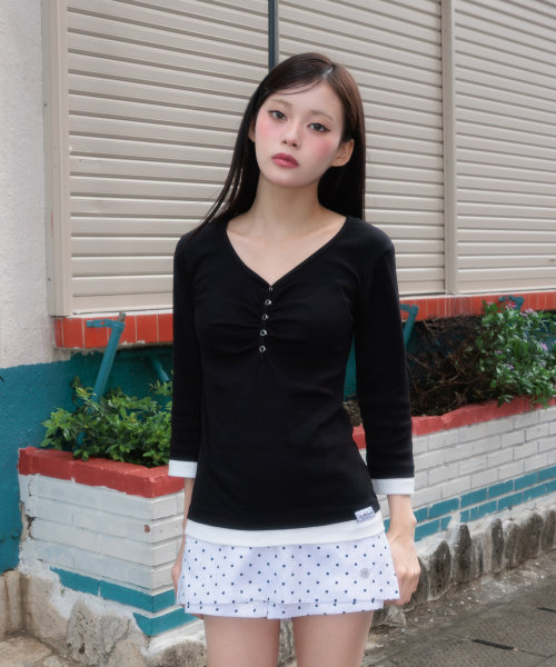 ROSEFRANTZ（ロゼフランツ）の「Shirring Button Layered Long Sleeve [Black]（Tシャツ/カットソー・レディース・ブラック・OS）」の3枚目の写真