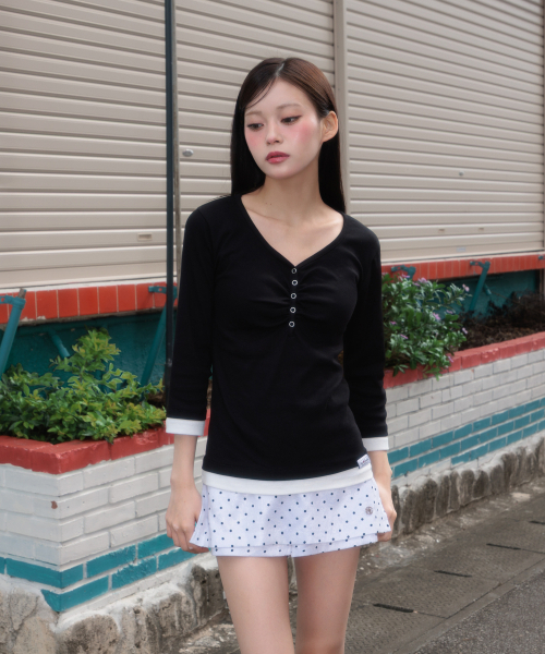 ROSEFRANTZ（ロゼフランツ）の「Shirring Button Layered Long Sleeve [Black]（Tシャツ/カットソー・レディース・ブラック・OS）」の4枚目の写真