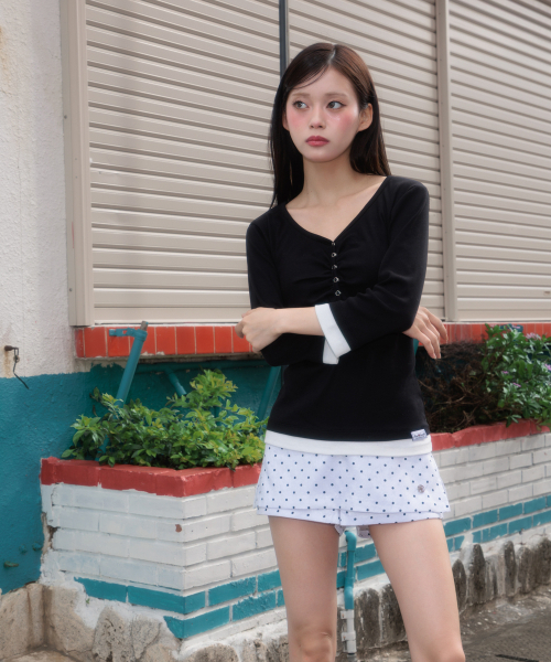 ROSEFRANTZ（ロゼフランツ）の「Shirring Button Layered Long Sleeve [Black]（Tシャツ/カットソー・レディース・ブラック・OS）」の5枚目の写真