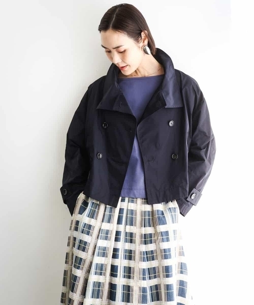 MICHEL KLEIN(ミッシェル・クラン)の「スタンドカラーショートブルゾン(トレンチコート・レディース・ベージュ/ネイビー・38)」の16枚目の写真