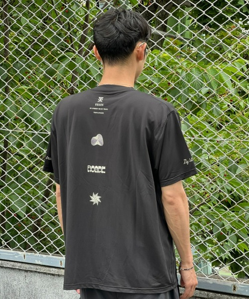 ROARK REVIVAL(ロアークリバイバル)の「【ROARK】"B.O.D" RUSHGUARD S/S TEE(Tシャツ/カットソー・メンズ・ブラック・X-LARGE/LARGE/MEDIUM)」の2枚目の写真