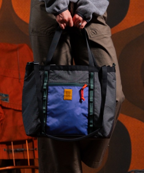 TOPO DESIGNS(トポデザインズ)の「men's FUDGE 掲載モデル【TOPO DESIGNS】MOUNTAIN UTILITY TOTE(トートバッグ・レディース・グレー系/ブルー/ブラック/ブラック系・ONE SIZE)」の3枚目の写真