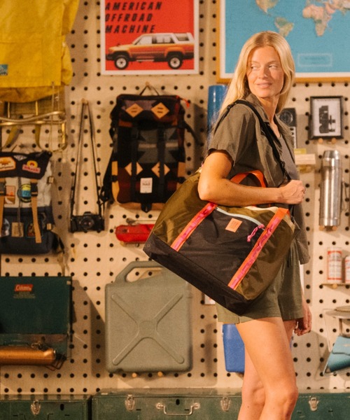 TOPO DESIGNS(トポデザインズ)の「men's FUDGE 掲載モデル【TOPO DESIGNS】MOUNTAIN UTILITY TOTE(トートバッグ・レディース・グレー系/ブルー/ブラック/ブラック系・ONE SIZE)」の12枚目の写真
