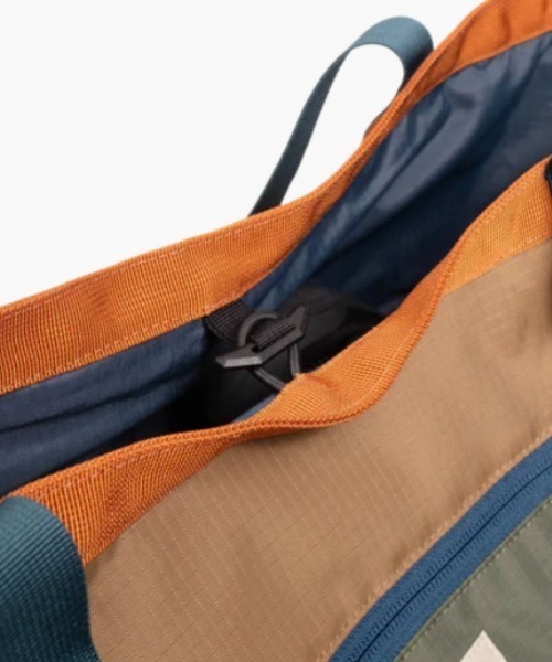 TOPO DESIGNS(トポデザインズ)の「men's FUDGE 掲載モデル【TOPO DESIGNS】MOUNTAIN UTILITY TOTE(トートバッグ・レディース・グレー系/ブルー/ブラック/ブラック系・ONE SIZE)」の17枚目の写真