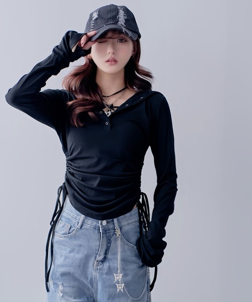 Diable baiser（ディアブルベーゼ）の「フードヘンリーネック脇シャーリングデザイン長袖リブカットソー（Tシャツ/カットソー・レディース・ブラック・M-L）」の2枚目の写真