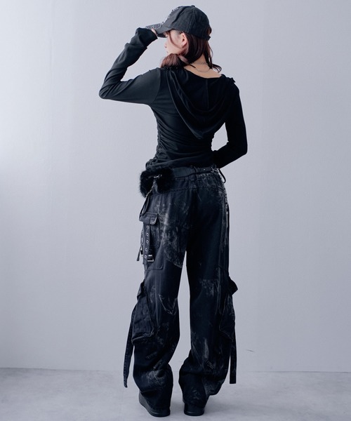 Diable baiser（ディアブルベーゼ）の「フードヘンリーネック脇シャーリングデザイン長袖リブカットソー（Tシャツ/カットソー・レディース・ブラック・M-L）」の11枚目の写真