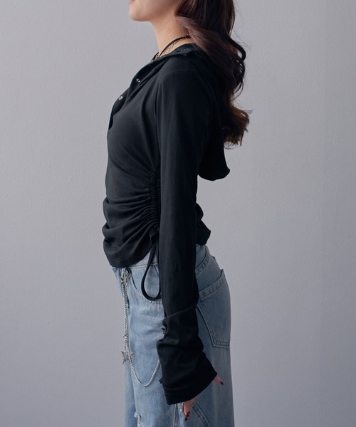 Diable baiser（ディアブルベーゼ）の「フードヘンリーネック脇シャーリングデザイン長袖リブカットソー（Tシャツ/カットソー・レディース・ブラック・M-L）」の14枚目の写真