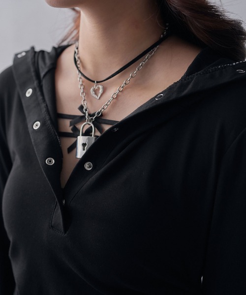 Diable baiser（ディアブルベーゼ）の「フードヘンリーネック脇シャーリングデザイン長袖リブカットソー（Tシャツ/カットソー・レディース・ブラック・M-L）」の15枚目の写真