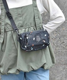 KiU（キウ）の「KiUフロントポケットミニショルダー（ショルダーバッグ）」