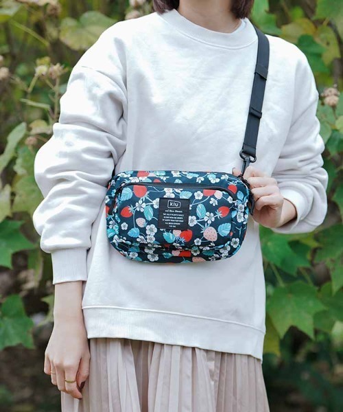 KiU(キウ)の「【KiU and BleuBleuet】KiUフロントポケットミニショルダー(ショルダーバッグ・レディース・ブラック/ブルー/ブラック系その他/ネイビー/ブルー系その他/ネイビー系/グリーン系/その他/ブルー系・FREE)」の4枚目の写真