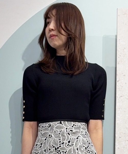 SWINGLE（スウィングル）の「【3/19(Thu)発売】5分袖金ボタンリブニット（ニット/セーター・レディース・サックスブルー/ピンク/オフホワイト/ブラック・FREE）」の3枚目の写真