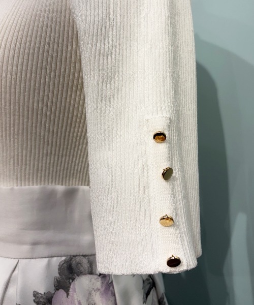 SWINGLE（スウィングル）の「【3/19(Thu)発売】5分袖金ボタンリブニット（ニット/セーター・レディース・サックスブルー/ピンク/オフホワイト/ブラック・FREE）」の9枚目の写真