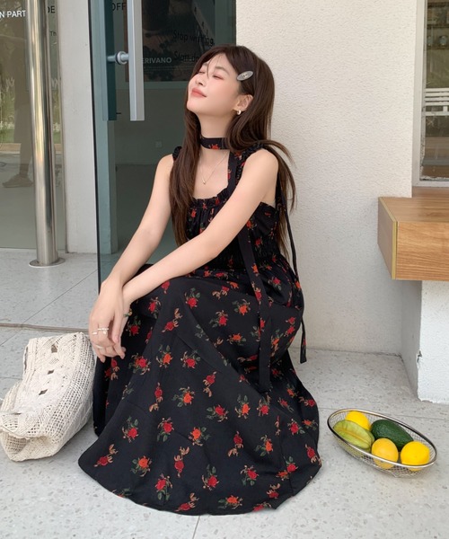 at12:03(アットイチニーゼロサン)の「チョーカー付き ローズタイ フラワー ノースリーブ ロングワンピース(ワンピース・レディース・ブラック/ベージュ・FREE)」の7枚目の写真