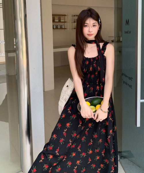 at12:03(アットイチニーゼロサン)の「チョーカー付き ローズタイ フラワー ノースリーブ ロングワンピース(ワンピース・レディース・ブラック/ベージュ・FREE)」の10枚目の写真
