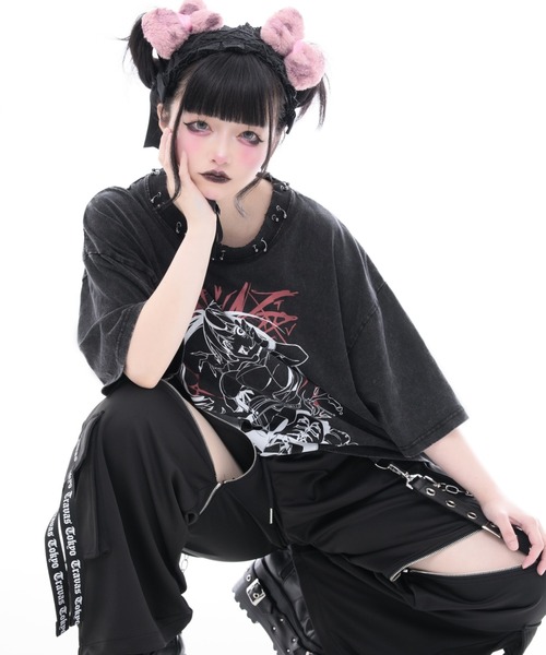 TRAVAS TOKYO(トラバス トウキョウ)の「『TRAVAS TOKYO/トラバス トーキョー』GEDRAJI x TRAVAS TOKYO ピアス付き加工イラストTシャツ(Tシャツ/カットソー・レディース・グレー/ブラック・FREE)」の9枚目の写真