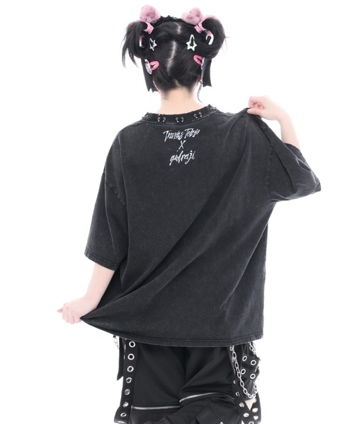TRAVAS TOKYO(トラバス トウキョウ)の「『TRAVAS TOKYO/トラバス トーキョー』GEDRAJI x TRAVAS TOKYO ピアス付き加工イラストTシャツ(Tシャツ/カットソー・レディース・グレー/ブラック・FREE)」の6枚目の写真