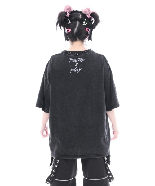 TRAVAS TOKYO(トラバス トウキョウ)の「『TRAVAS TOKYO/トラバス トーキョー』GEDRAJI x TRAVAS TOKYO ピアス付き加工イラストTシャツ(Tシャツ/カットソー・レディース・グレー/ブラック・FREE)」の5枚目の写真