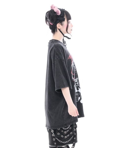TRAVAS TOKYO(トラバス トウキョウ)の「『TRAVAS TOKYO/トラバス トーキョー』GEDRAJI x TRAVAS TOKYO ピアス付き加工イラストTシャツ(Tシャツ/カットソー・レディース・グレー/ブラック・FREE)」の4枚目の写真