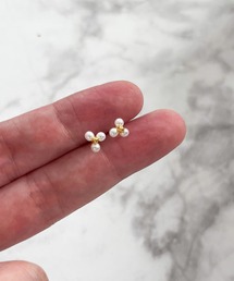 YU-KA:トライアングルフラワーパールミニピアス Triangle Flower Pearl Mini Earrings