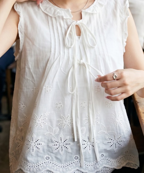 umune(ウムネ)の「ノースリーブブラウス スカラップレース フリル ピンタック 刺繍 レースアップ トップス シアー シースルー フェミニン 夏(シャツ/ブラウス・レディース・オフホワイト/アイボリー/ブラック・FREE)」の1枚目の写真