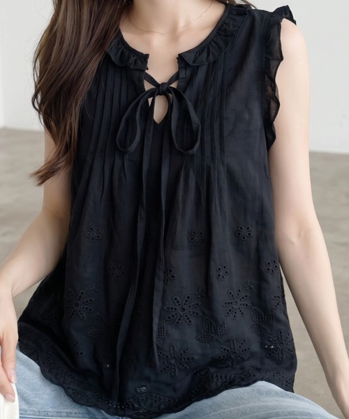 umune(ウムネ)の「ノースリーブブラウス スカラップレース フリル ピンタック 刺繍 レースアップ トップス シアー シースルー フェミニン 夏(シャツ/ブラウス・レディース・オフホワイト/アイボリー/ブラック・FREE)」の9枚目の写真