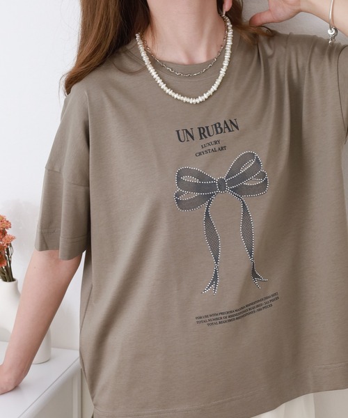 BRODIAEA(ブローディア)の「BRODIAEA リボンプリント半袖Tシャツ(Tシャツ/カットソー・レディース・ネイビー/コーラル/グレイッシュベージュ/オフホワイト・40)」の2枚目の写真