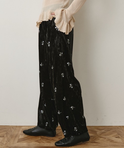 Libra Cue(リブラ キュー)の「ベロア刺繍イージーパンツ(その他パンツ・レディース・ブラック・1/2)」の4枚目の写真