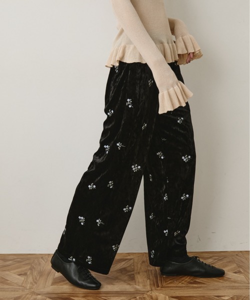 Libra Cue(リブラ キュー)の「ベロア刺繍イージーパンツ(その他パンツ・レディース・ブラック・1/2)」の5枚目の写真