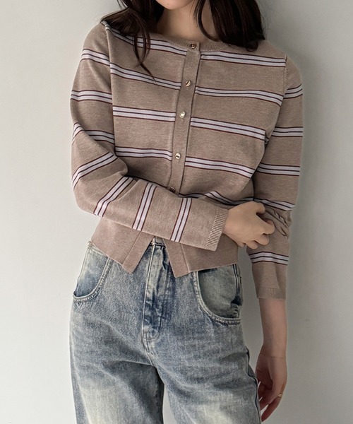 junoah(ジュノア)の「ニュアンスボタンボーダーニット(ニット/セーター・レディース・ネイビー/ピンクベージュ/ブラウン・MEDIUM/LARGE)」の3枚目の写真