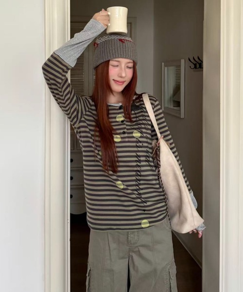 AsRiRe(アスリレイ)の「26aw ドットスタープリントボーダーレイヤード風ヘンリーネックトップス(Tシャツ/カットソー・レディース・パープル/グリーン・M)」の1枚目の写真