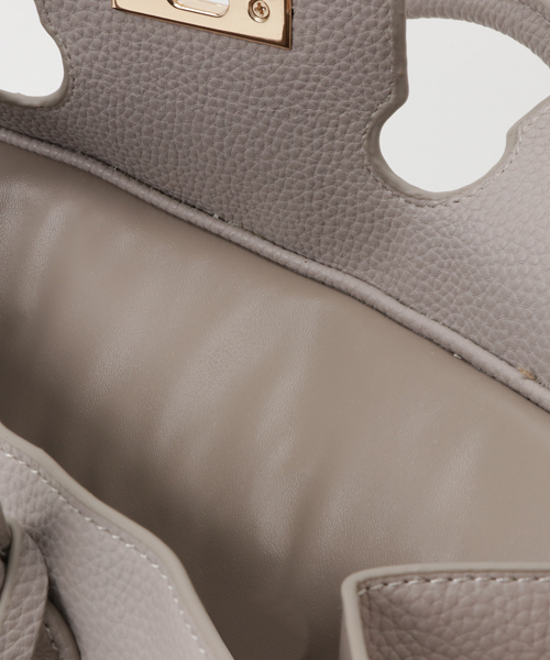 PLAIN CLOTHING（プレーンクロージング）の「フロントキーフラップハンドバッグ【PLAIN CLOTHING】（ハンドバッグ・レディース・ブラック/ベージュ/ネイビー/オレンジ/ライトグレー・FREE）」の6枚目の写真