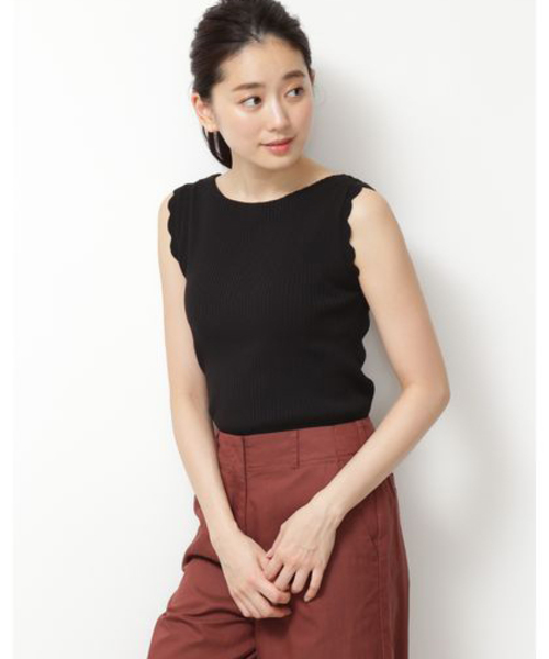 NATURAL BEAUTY BASIC（ナチュラルビューティーベーシック）の「[洗える]バックボタンスカラップスリーブニット（ニット/セーター・レディース・オフホワイト/ブラック/マジェンタ・MEDIUM）」の2枚目の写真