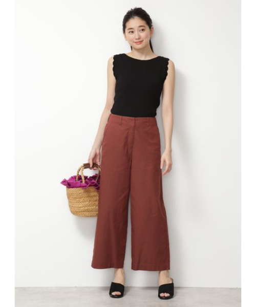 NATURAL BEAUTY BASIC（ナチュラルビューティーベーシック）の「[洗える]バックボタンスカラップスリーブニット（ニット/セーター・レディース・オフホワイト/ブラック/マジェンタ・MEDIUM）」の5枚目の写真