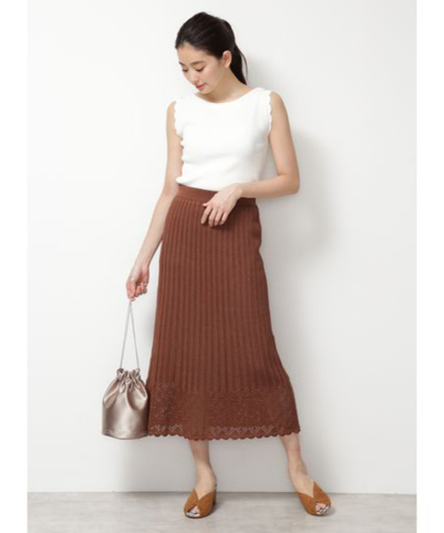 NATURAL BEAUTY BASIC（ナチュラルビューティーベーシック）の「[洗える]バックボタンスカラップスリーブニット（ニット/セーター・レディース・オフホワイト/ブラック/マジェンタ・MEDIUM）」の14枚目の写真